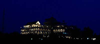 Champasak Palace in the Night by Asienreisender